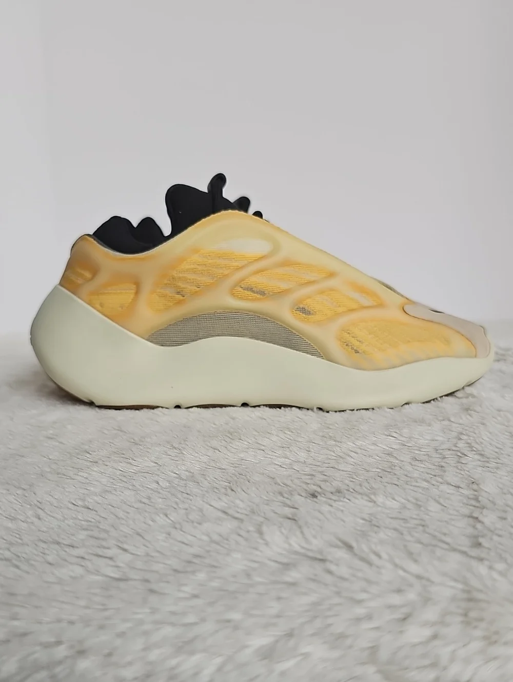 adidas Yeezy 700 V3 Mono Safflower HP5425 Men Size 6 Women 7